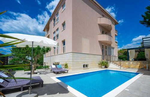 Znjan Apartment | Apartments Villa Pjer - Pool & Private Parking near Beach Žnjan