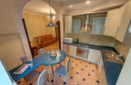 Afanasivsʹkyy Yar Apartment | Apartments with three rooms on Shevchenko blvd