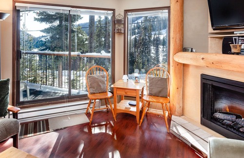 Okanagan-Similkameen Condo | Apex Cozy Pine Retreat- Ski In/SkiOut -Slope Views