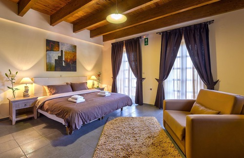 Zourva House | Apirathes