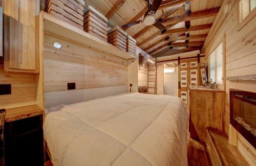 Hayesville House | Appalachian Adventure in this Tiny Cabin near Hiawassee, Ideal for Couples' Glamping