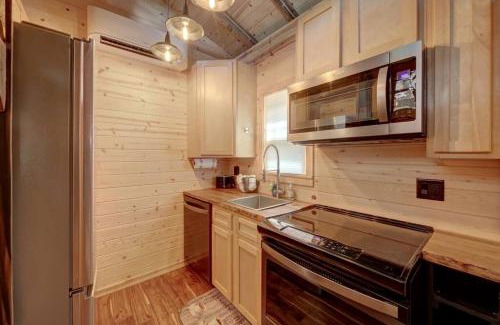 Hayesville House | Appalachian Adventure in this Tiny Cabin near Hiawassee, Ideal for Couples' Glamping