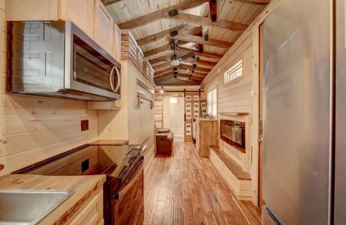 Hayesville House | Appalachian Adventure in this Tiny Cabin near Hiawassee, Ideal for Couples' Glamping