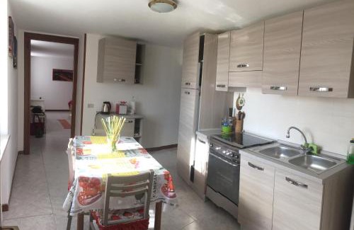Costermano Apartment | Appartamento giallo