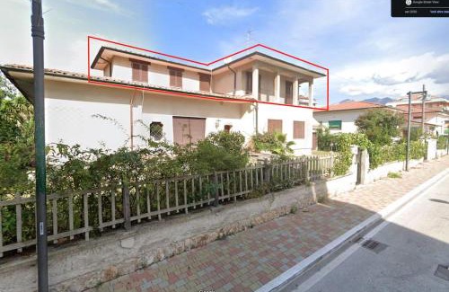 Marina di Massa Apartment | Appartamento in Villa a Marina di Massa