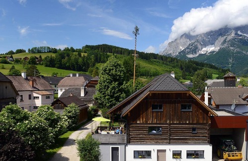 Falkenburg Apartment | Appartement "ennstalflair" ab 3 Nächte - Urlaub im Stall