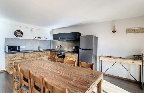 La Toussuire Apartment | Appartement 2* 8 pers, proche télésiège, balcon sud, parking, commerces à proximité - FR-1-417-17