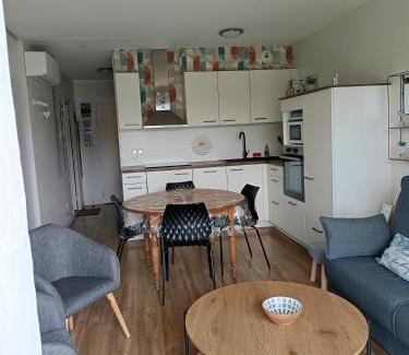 Pouzac Apartment | Appartement 3 étoiles, 2 chambres , cuisine aménagée, terrasse, face à la chaîne des Pyrénées