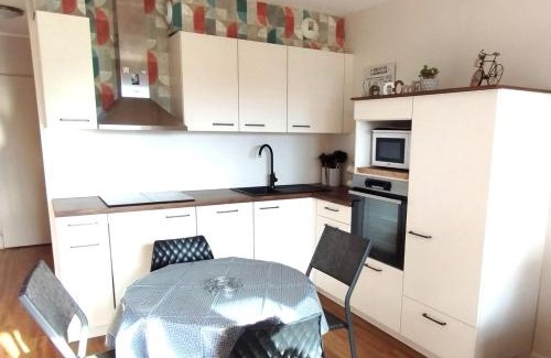 Pouzac Apartment | Appartement 3 étoiles, 2 chambres , cuisine aménagée, terrasse, face à la chaîne des Pyrénées