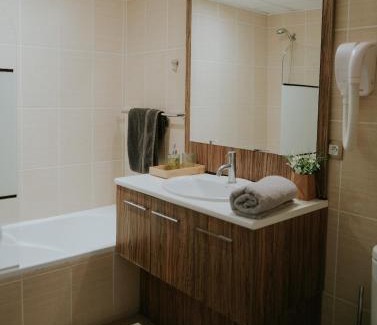 Callian Apartment | Appartement 3 pièces Climatisé dans une Résidence avec Piscine