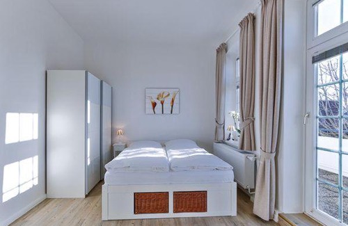 Wenningstedt-Braderup Apartment | Appartement-5-mit-Suedbalkon-in-strandnaher-Lage-Baederstil-Villa-in-Wenningstedt-Sylt