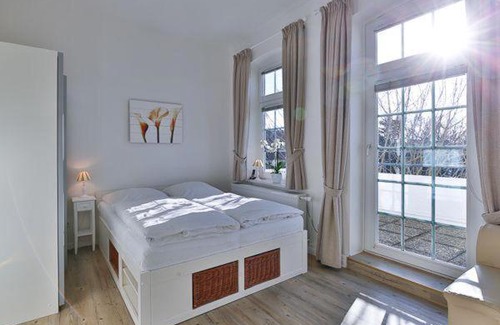 Wenningstedt-Braderup Apartment | Appartement-5-mit-Suedbalkon-in-strandnaher-Lage-Baederstil-Villa-in-Wenningstedt-Sylt