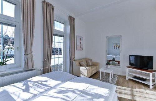 Wenningstedt-Braderup Apartment | Appartement-5-mit-Suedbalkon-in-strandnaher-Lage-Baederstil-Villa-in-Wenningstedt-Sylt