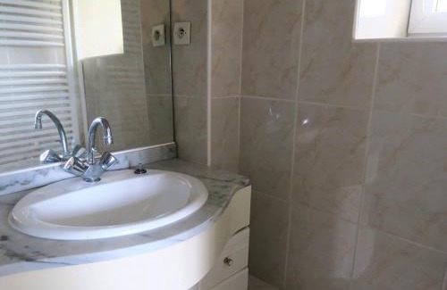 Trebeurden Apartment | Appartement central à Trébeurden, 500m plage, proche commerces, 2 chambres, 3 salles d'eau - FR-1-368-308
