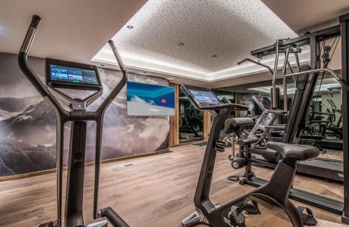 Meribel Apartment | Appartement de luxe avec accès ski aux pieds, spa, terrasses ensoleillées et services hôteliers inclus - FR-1-613-61