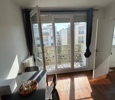 Republique–Point-du-Jour Apartment | Appartement meublé très bien situé