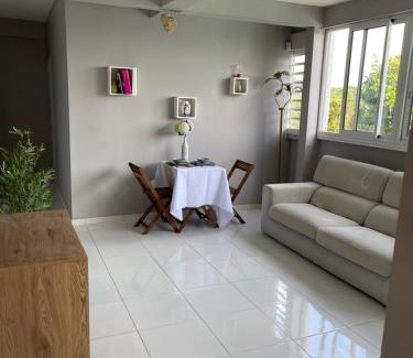 Schoelcher Apartment | Appartement Lalau avec vue sur la mer et piscine