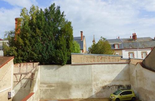 Moulins Apartment | Appartement lumineux au cœur de Moulins avec balcon, parking et équipements complets - FR-1-489-398