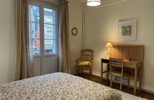 Moulins Apartment | Appartement lumineux au cœur de Moulins avec balcon, parking et équipements complets - FR-1-489-398