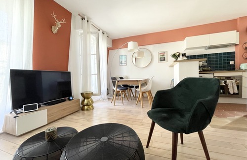 Jardin des plantes Apartment | Appartement Lumineux, Dernière Étage, Traversant Avec Deux Balcons