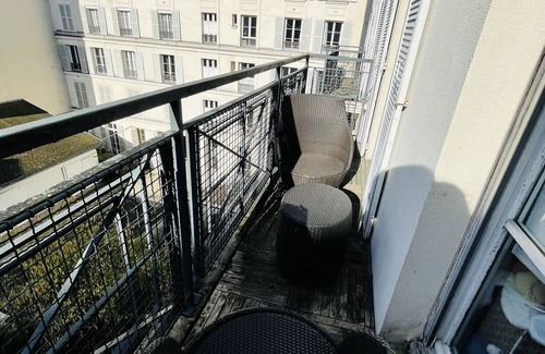 Jardin des plantes Apartment | Appartement Lumineux, Dernière Étage, Traversant Avec Deux Balcons