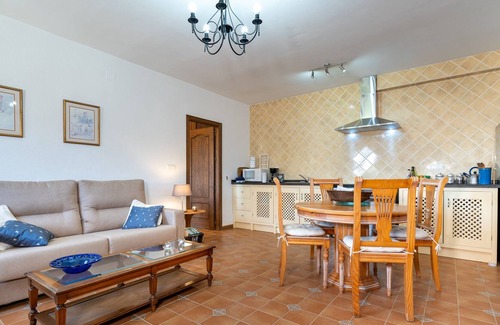 Algarinejo Apartment | Appartement met Uitzicht op de Bergen met Eigen Tuin