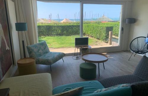 Oostduinkerke-Bad Apartment | Appartement OP het strand, enfin, zo goed als.