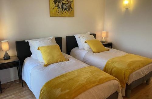 Moulins Apartment | Appartement panoramique au centre de Moulins avec terrasse, 2 chambres, et équipements modernes - FR-1-489-412