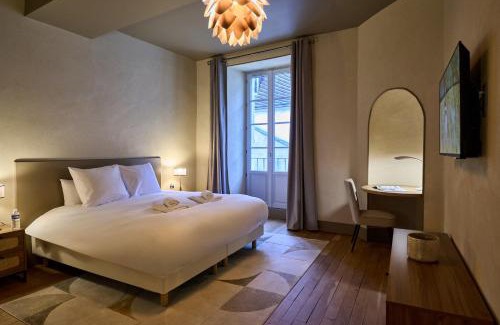 Nevers Apartment | Appartement Vivier - les suites du palais, parking privé, vue cathédrale,2 chambres, by PRIMO C0NCIERGERIE