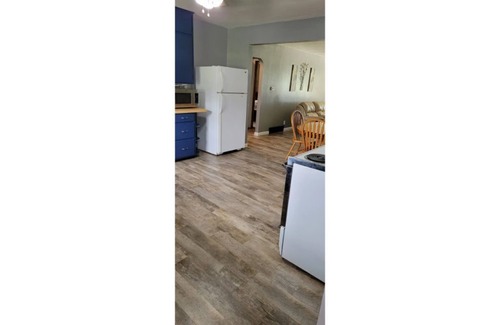 Eldorado House | Apple Corners Quiet Country Guesthouse - 15 min drive from Decorah.