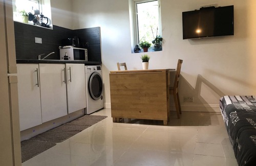 Harlington House | Apple House Guesthouse Heathrow Airport