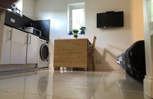 Harlington House | Apple House Guesthouse Heathrow Airport