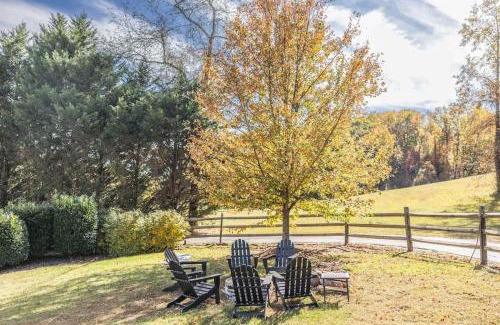 Hendersonville House | Apple Valley Gables-Cozy mountain home with views