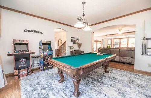 Hendersonville House | Apple Valley Gables-Cozy mountain home with views