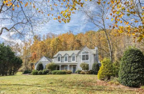 Hendersonville House | Apple Valley Gables-Cozy mountain home with views