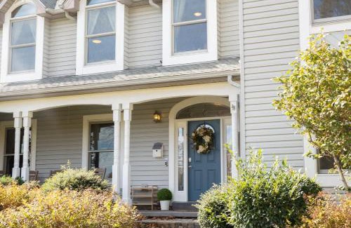 Hendersonville House | Apple Valley Gables-Cozy mountain home with views