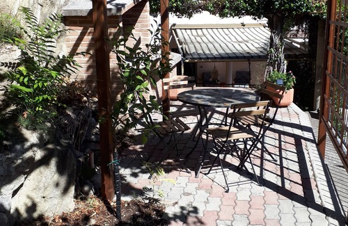 Roccascalegna House | Apricot House is nestled under the imposing medieval Castle of Roccascalegna