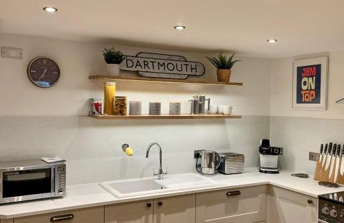 Dartmouth House | April Cottage