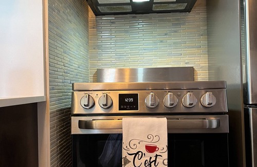 South London Apartment | April in Paris Suite ~ One Bedroom Suite ~ Wortley Village - London Ontario