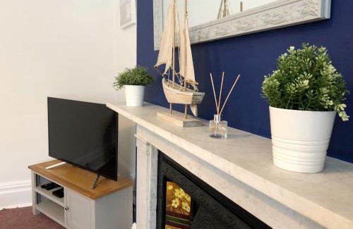 Westbourne Apartment | April Lodge Sail Away- 1Bed apartment close to the beach-Parking-Couples-Professionals-Contractors