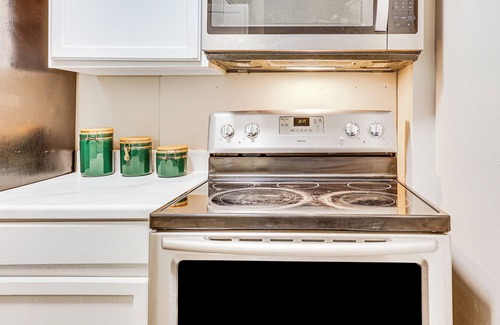 Youngstown Apartment | Apt 4 Mi to Youngstown State University!
