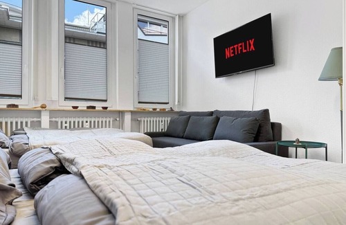 Rathaus Apartment | Apt for 9, walk to Schlossplatz