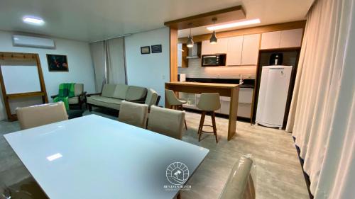 Torres Apartment | Apto em Torres-RS - 170mts da praia - Ao lado das Quatro Praças - Ar condicionado na sala e quartos - Smart Tv - Wifi - Varanda com churrasqueira - Garagem para 02 carros - Aceita Pet