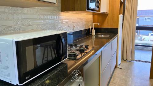 Torres Apartment | Apto em Torres-RS - 170mts da praia - Ao lado das Quatro Praças - Ar condicionado na sala e quartos - Smart Tv - Wifi - Varanda com churrasqueira - Garagem para 02 carros - Aceita Pet
