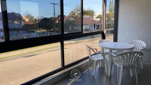 Torres Apartment | Apto em Torres-RS - 170mts da praia - Ao lado das Quatro Praças - Ar condicionado na sala e quartos - Smart Tv - Wifi - Varanda com churrasqueira - Garagem para 02 carros - Aceita Pet