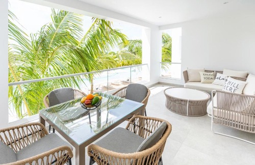 Dominicus Apartment | Aqua Esmeralda Luxury Beach Front Apartment