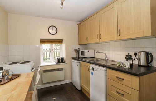 Llanvair Kilgeddin Cottage | AQUEDUCT COTTAGE, pet friendly, with open fire in Penperlleni