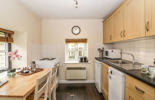 Llanvair Kilgeddin Cottage | AQUEDUCT COTTAGE, pet friendly, with open fire in Penperlleni