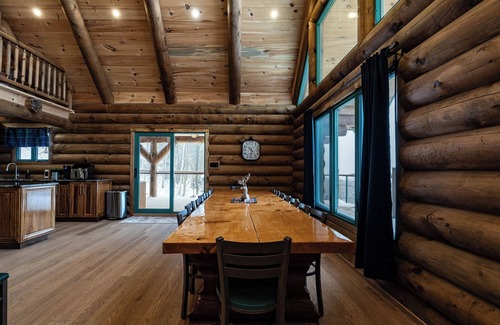 Saint-Philemon Ski Chalet | Arborum North Forest | Logs, spa, ski, pool table and slope views
