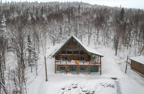 Saint-Philemon Ski Chalet | Arborum North Forest | Logs, spa, ski, pool table and slope views